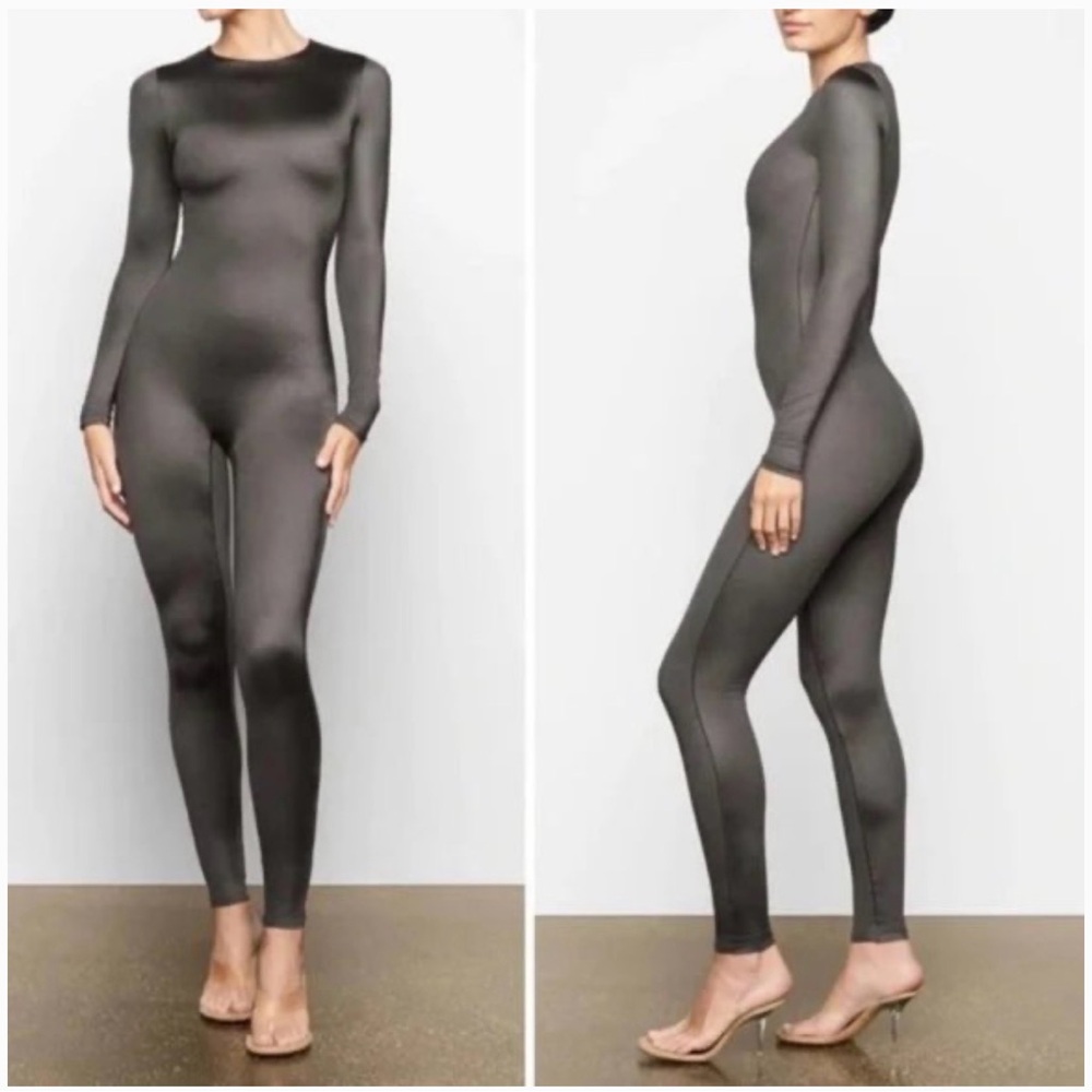 SKIMS ALL IN ONE LONG SLEEVE SHINE BODYSUIT *GREY* SIZE M/L